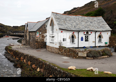 "Porto luce' shop edificio e YHA, [Boscastle harbour], Cornwall, Regno Unito Foto Stock