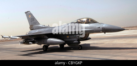 Un F-16 Fighting Falcon pilotato dal Capitano Michael Lutmer e caricato con unità bomba guidata da 500-libbra-54 munizioni attacco diretto giunto laser attende l'autorizzazione per decollarsi il 15 agosto dalla base congiunta Balad, Iraq. Due piloti del F-16 con il 77° Squadrone del caccia di spedizione qui impiegavano un GBU-54 agosto 12 contro un veicolo nemico in movimento nella provincia di Diyala per sostenere un esercito iracheno combinato e un'operazione marina degli Stati Uniti. Captain Lutmer è un pilota con il 77esimo EFS e schierato dalla base dell'aeronautica di Shaw, S.C. Foto Stock