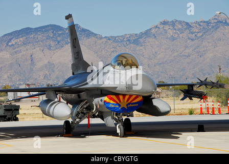 Un F-16 Fighting Falcon si siede pronto a schierare in un momento di preavviso al 162nd Fighter Wing's Alert Detachment alla Davis-Monthan Air Force base, Ariz. Arizona Air National Guardmen da Tucson volerà questo aereo e altri per garantire lo spazio aereo su Super Bowl XLII. Foto Stock