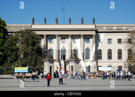 Humboldt University presso il viale Unter den Linden in Berlin. Foto Stock