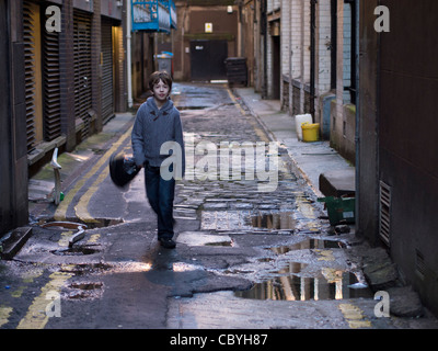 Giovane ragazzo in stretto vicolo, Glasgow Foto Stock