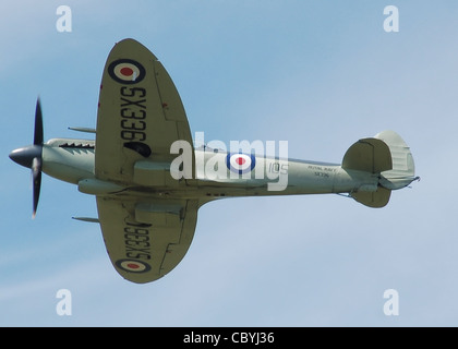 Royal Navy Supermarine Seafire SX336, modello F.XVII, registrazione civile G-KASX, visualizza a Cotswold Air Show Foto Stock