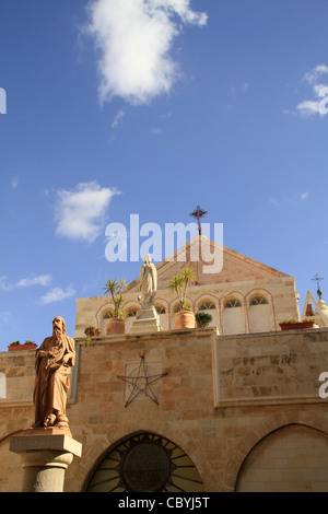 Betlemme, statua di San Girolamo di fronte alla chiesa di Santa Caterina Foto Stock