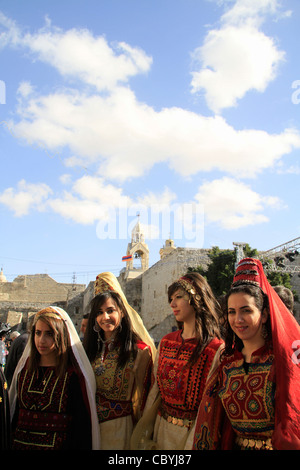 Il Natale a Betlemme, palestinese ragazze in abiti tradizionali nella Piazza della Mangiatoia Foto Stock
