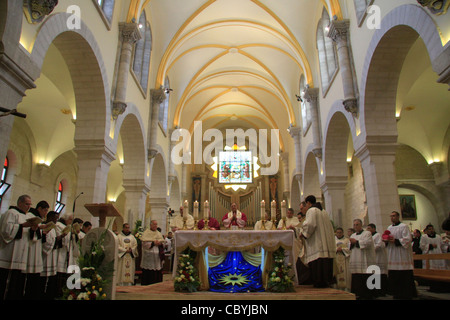 Il Natale a Betlemme il Patriarca Latino di Gerusalemme Fouad Twal in Santa Caterina Chiesa Foto Stock