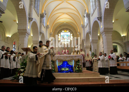 Il Natale a Betlemme il Patriarca Latino di Gerusalemme Fouad Twal in Santa Caterina Chiesa Foto Stock