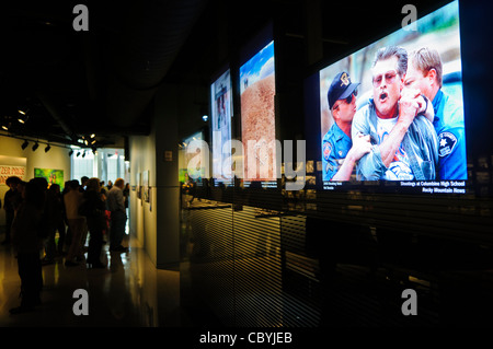 WASHINGTON DC, Stati Uniti: I visitatori esaminano la collezione completa di fotografie vincitrici del Premio Pulitzer presso la galleria Newseum. Lo spazio espositivo consente agli spettatori di studiare immagini che catturano momenti cruciali della storia. Gli ospiti del museo leggono le didascalie dettagliate che spiegano il contesto e il significato di ogni fotografia. Il Newseum chiuse nel 2019. Foto Stock