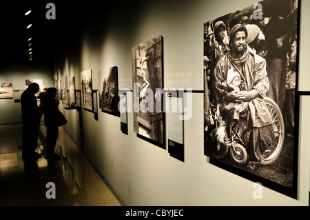 WASHINGTON DC, Stati Uniti: I visitatori esaminano la collezione completa di fotografie vincitrici del Premio Pulitzer presso la galleria Newseum. Lo spazio espositivo consente agli spettatori di studiare immagini che catturano momenti cruciali della storia. Gli ospiti del museo leggono le didascalie dettagliate che spiegano il contesto e il significato di ogni fotografia. Il Newseum chiuse nel 2019. Foto Stock