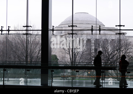 National Gallery of Art dal Newseum Washington DC // WASHINGTON DC — l'edificio neoclassico National Gallery of Art è incorniciato dai pannelli di vetro modernisti del Newseum attraverso Pennsylvania Avenue. Il contrasto architettonico mette in mostra diverse epoche del design del museo di Washington. Il punto di vista dimostra il rapporto tra due importanti istituzioni culturali sulla Main Street americana. Il Newseum chiuse nel 2019. Foto Stock