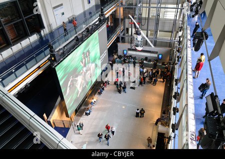 WASHINGTON DC, Stati Uniti: La sala principale del Newseum funge da fulcro centrale del museo di sette piani dedicato al giornalismo e ai media di informazione. L'ampio atrio presenta diversi livelli di gallerie e mostre. La luce naturale scorre attraverso la facciata in vetro dell'edificio che si affaccia su Pennsylvania Avenue. Il Newseum chiuse nel 2019. Foto Stock