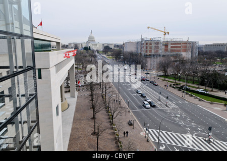 Edificio del Campidoglio DEGLI STATI UNITI Pennsylvania Avenue Washington DC // WASHINGTON DC - la terrazza al sesto piano del Newseum offre vedute panoramiche di Pennsylvania Avenue e del Campidoglio degli Stati Uniti. L'ambasciata canadese si trova accanto al museo lungo la strada principale d'America. Questo punto panoramico offre una delle viste più chiare del Campidoglio nel centro di Washington. Il Newseum chiuse nel 2019. Foto Stock