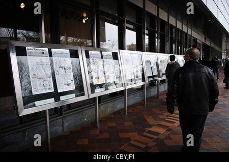 Ogni giorno il Newseum dispone di prime pagine dei giornali di tutto il mondo al di fuori dell'edificio. Il Newseum è a 7 piani, finanziati privatamente museo dedicato al giornalismo e news. Si è aperta in corrispondenza della sua posizione corrente sulla Pennsylvania Avenue in aprile 2008. Foto Stock