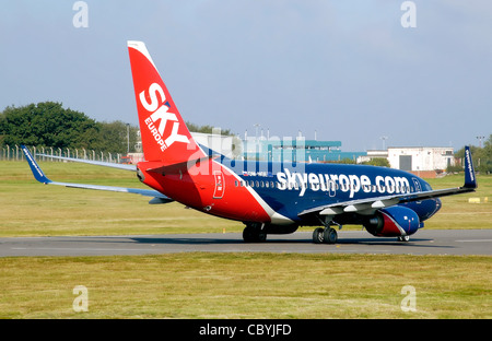 SkyEurope Boeing 737-700 (OM-ESN) inizia la sua corsa di decollo presso l'Aeroporto Internazionale di Birmingham, Inghilterra. Foto Stock