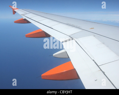 La fune di fuga staffa (giallo) su un Easyjet Airbus A319-100 (G-EZAV) durante un volo a Bristol, Inghilterra dall'Aeroporto di Palma, Foto Stock