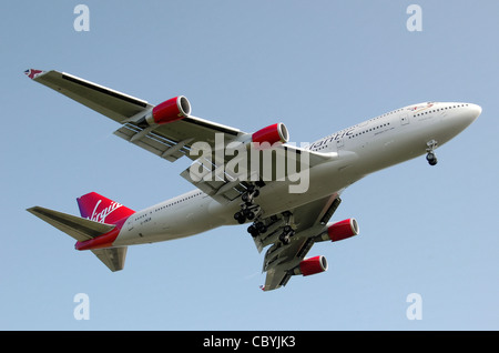 Virgin Atlantic Airways Boeing 747-400 (G-VWOW, Cosmic Girl) atterra all'Aeroporto Heathrow di Londra, Inghilterra. Foto Stock