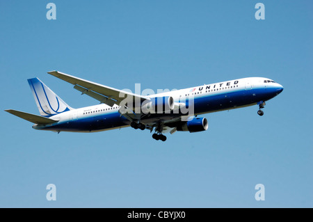 United Airlines Boeing 767-300 (N644UA) atterra all'Aeroporto Heathrow di Londra, Inghilterra. Foto Stock