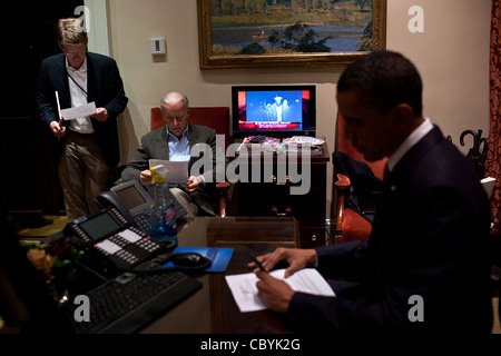 Il presidente Barack Obama modifica la sua dichiarazione prima di annunciare ufficialmente che ci una squadra delle forze speciali ucciso terrorista Osama bin Laden il 1 maggio 2011 presso la Casa Bianca di Washington, DC. Una televisione news report annuncia che bid Laden era stato ucciso e una foto di lui apparvero sulla televisio Foto Stock