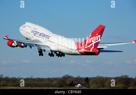 Virgin Atlantic Airways Boeing 747-400 (G-VGAL) decolla dall'aeroporto di Manchester, Inghilterra. Foto Stock