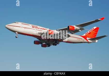 Air India Boeing 747-400 (VT-ESM) atterra all'Aeroporto Heathrow di Londra, Inghilterra. Foto Stock