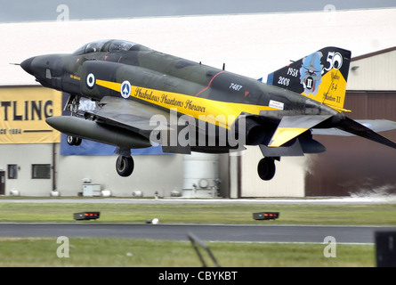 Hellenic (Greco) Air Force RF-4E Phantom II (serie 7487), in un apposito schema colore, terre presso il Royal International Air Tatt Foto Stock