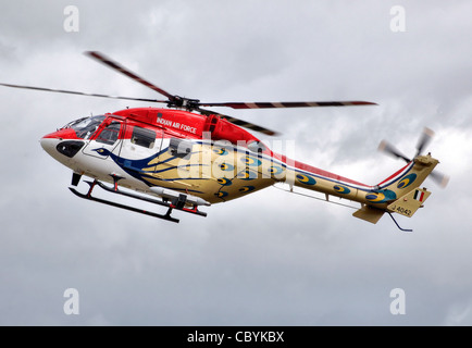 Hindustan αlh Druv elicottero (codice J4042) del Sarang elicottero Team di visualizzazione della forza aerea indiana presso il Royal Internatio Foto Stock