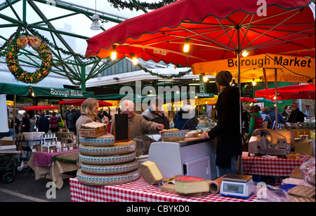 Il mercato dei formaggi degustazioni di stallo a Borough Market con decorazioni di Natale Southwark Londra Foto Stock