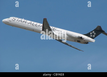 SAS McDonnell Douglas MD-81 (SE-DMB) decolla dall'Aeroporto Heathrow di Londra, Inghilterra. Foto Stock