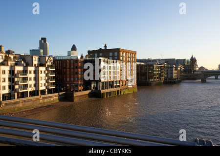 Il fiume Tamigi riverfront presso la City di Londra Inghilterra Regno Unito Regno Unito Foto Stock