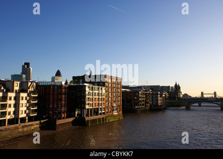 Il fiume Tamigi riverfront presso la City di Londra Inghilterra Regno Unito Regno Unito Foto Stock