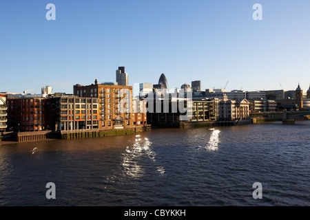 Il fiume Tamigi riverfront presso la City di Londra Inghilterra Regno Unito Regno Unito Foto Stock