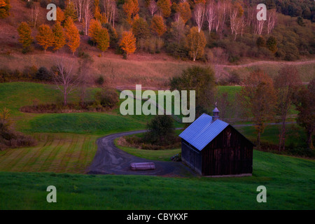 Granaio di Sleepy Hollow Farm (Azienda agricola grigio) su Ridge Road nel Vermont. Foto Stock