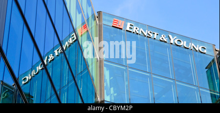 Uffici della società di contabilità Ernst & Young HQ Logo e firma sopra l'ufficio nell'edificio della sede centrale della Southwark Londra Inghilterra regno unito Foto Stock