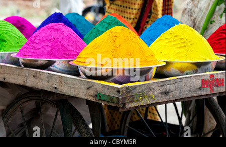 Indiano colorato in polvere in ciotole di metallo utilizzato per la realizzazione di disegni e modelli rangoli in festival Foto Stock