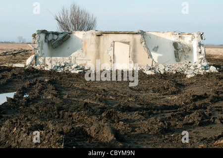 Vecchio edificio demolito. Pareti bianche. Esterno Foto Stock