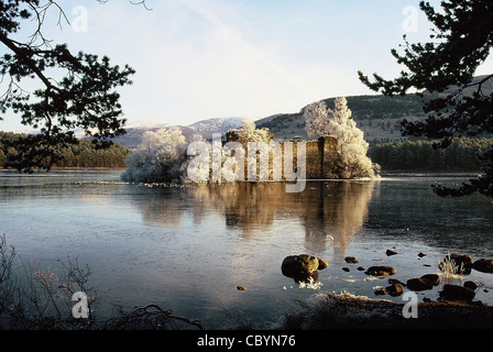 Loch un Eilein sul Rothiemurcus station wagon, vicino a Aviemore in Cairngorm Parco Nazionale di Scozia è famosa per il suo castello in rovina Foto Stock