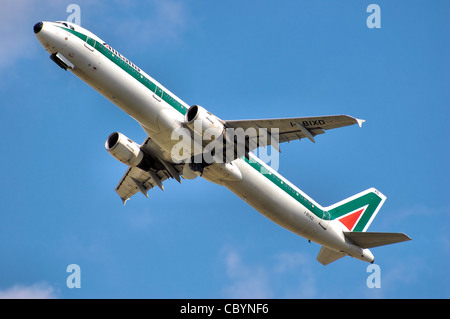 Alitalia Airbus A321-100 (I-BIXD) decollo dall'Aeroporto Heathrow di Londra, Inghilterra. Foto Stock