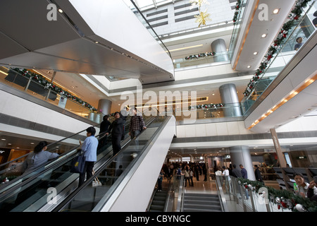 Scale mobili ed interni di ifc mall shopping centre di hong kong centrale della RAS di Hong kong cina asia Foto Stock