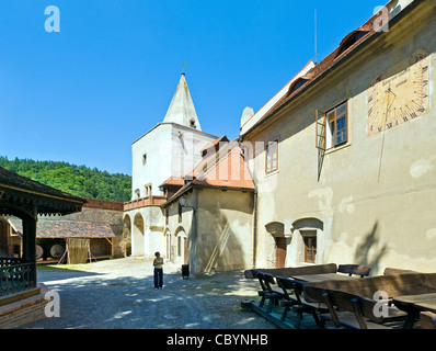 Donna e solare sul cortile del medievale castello di Krivoklat in Repubblica ceca ( Boemia centrale, nei pressi di Praga ) Foto Stock