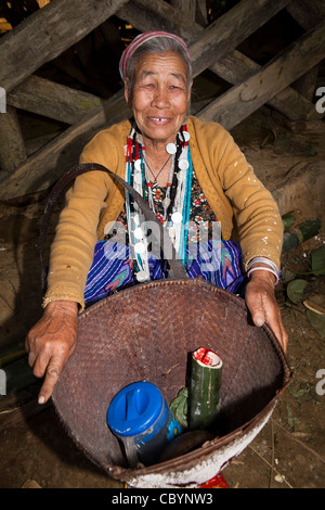 India, Arunachal Pradesh, lungo, Kombo, Hurin harvest festival, donna in appoggio tra danza Foto Stock