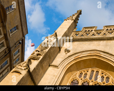 Distante mongolfiera oltre cinquecento Abbazia di Bath fronte ovest, bagno, Somerset, Inghilterra, Regno Unito. Foto Stock