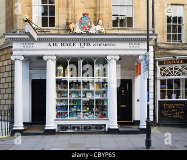 Storica farmacia (1826) in Argyle Street, Bath, Somerset, Inghilterra, Regno Unito.chimici Foto Stock