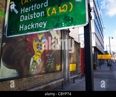 Segno di traffico e i graffiti sulla Great Eastern Street, Shoreditch, Londra, Regno Unito. Foto Stock