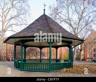 Il confine Station Wagon bandstand (1899) sulla sommità del tumulo centrale a Arnold Circus, Bethnal Green, Tower Hamlets, Londra, Regno Unito. Foto Stock