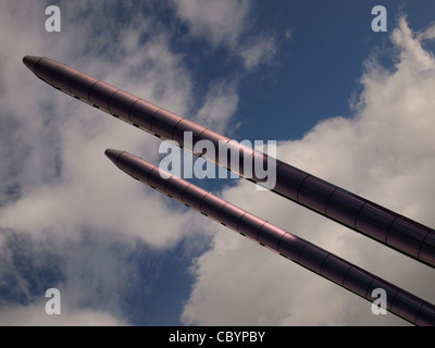 Colonne metallico al di sopra della torre Salford Quays contro un cielo blu con cloud rotto Foto Stock