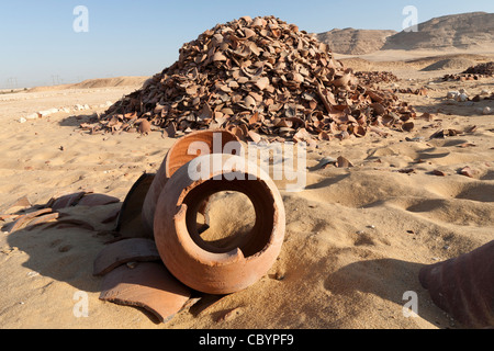 Vista del pavimento del deserto a Umm el Qa'ab, Madre di pentole Predynastic sito a Abydos medio Egitto Foto Stock