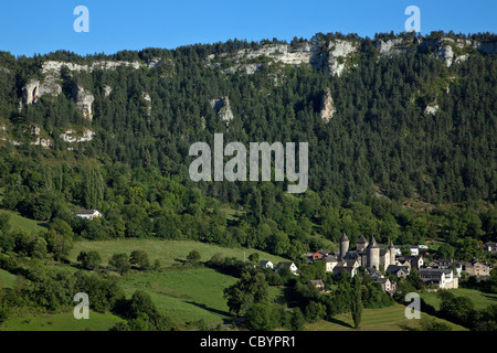 Borgo e Castello di SAINT-SATURNIN ai piedi delle scogliere, LOZERE (48), Francia Foto Stock