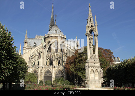 La Vergine di Trevi e abside della Cattedrale di Notre Dame, piazza Jean XXIII, Ile de la Cite, Parigi Foto Stock