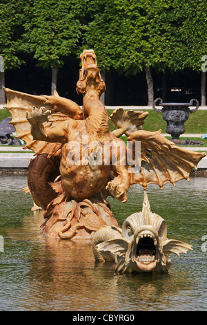 Il drago, fontana del parco e giardini al Chateau de Versailles, Versailles (78), Francia Foto Stock