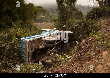 India, Arunachal Pradesh, Daporijo, strade pericolose, carrello crash, autocarro laminati in campo off road Foto Stock