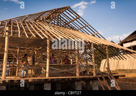 India, Arunachal Pradesh, lungo, Kombo, falegnami costruire casa da localmente materiali naturali Foto Stock